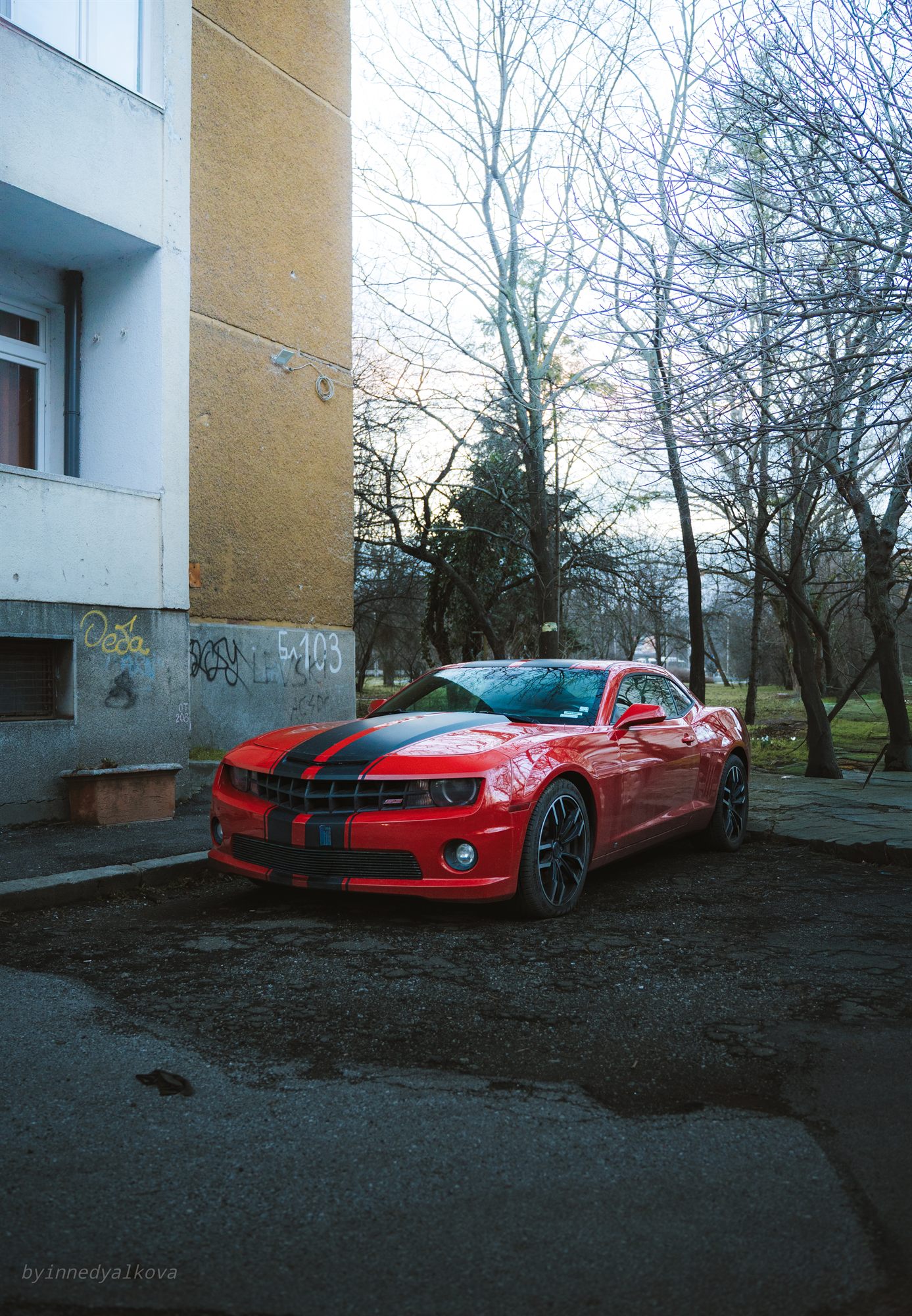Червен Chevrolet Camaro, заснет на улицата